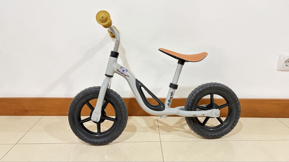 Bicicleta Equilíbrio Chillafish Charlie Cinza