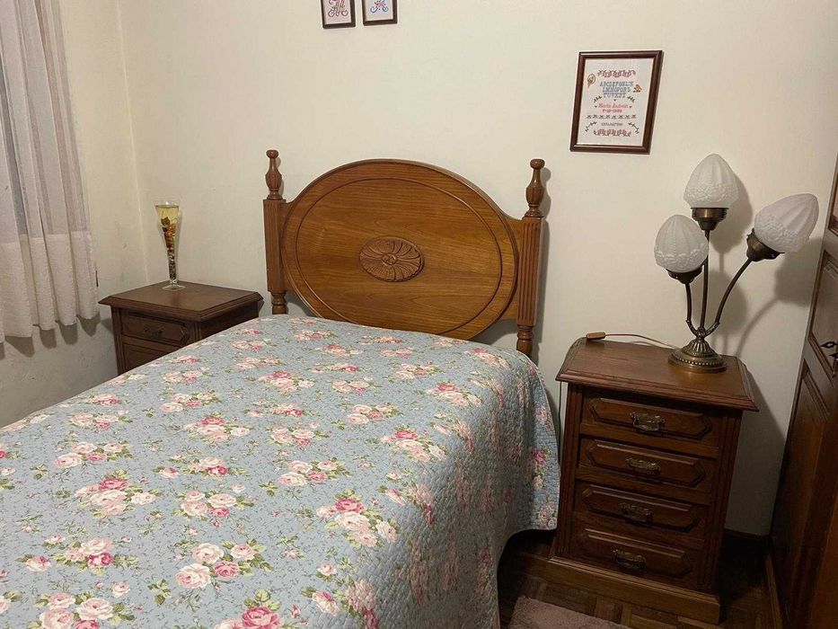 Conjunto de mobília de quarto em madeira