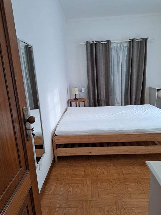 Quarto grande, numa casa excelente