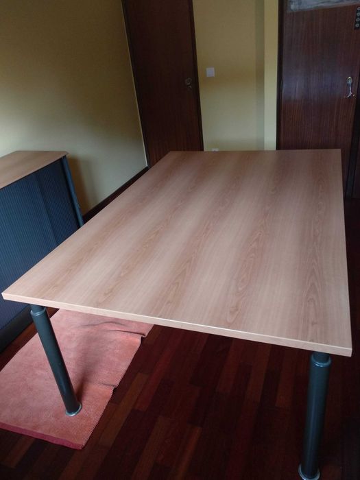 Mesa para escritório em madeira e ferro