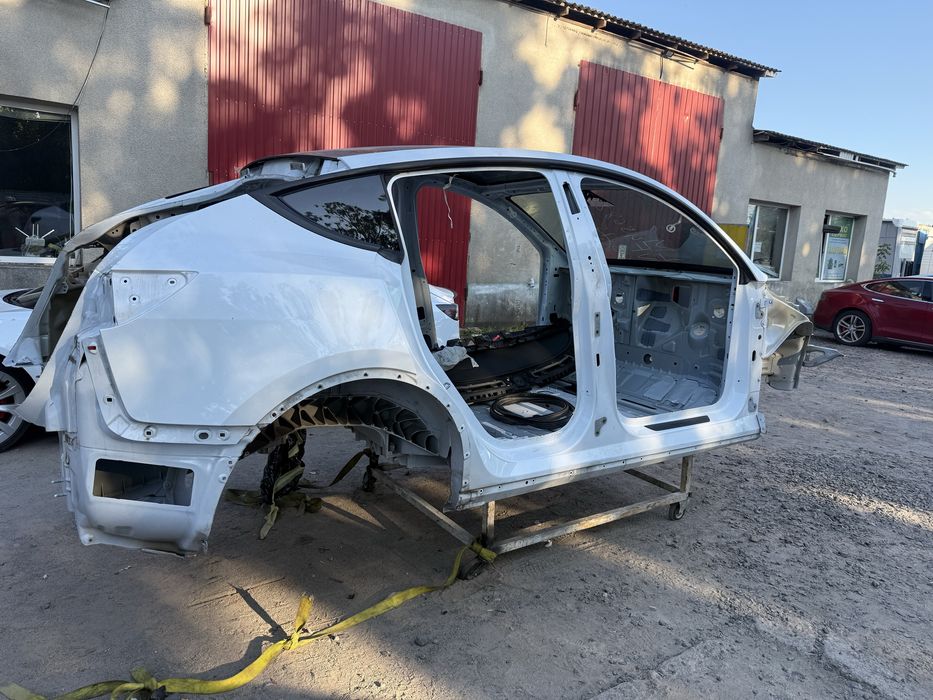 Чверть крило Tesla Model Y