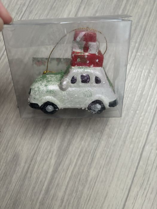 Новорічна іграшка на ялинку