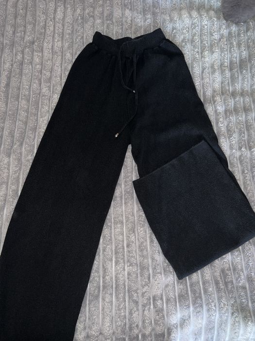 Костюм чорний з сірими полоскамм