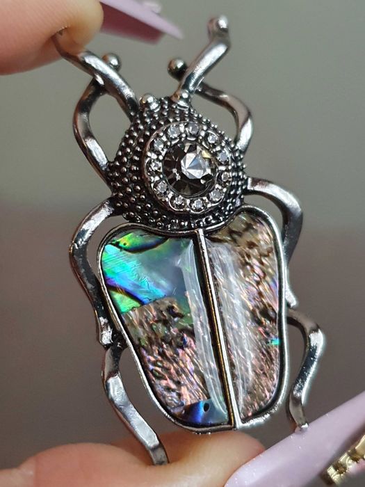Broche / pregadeira / ou pendente escaravelho insecto, com concha
