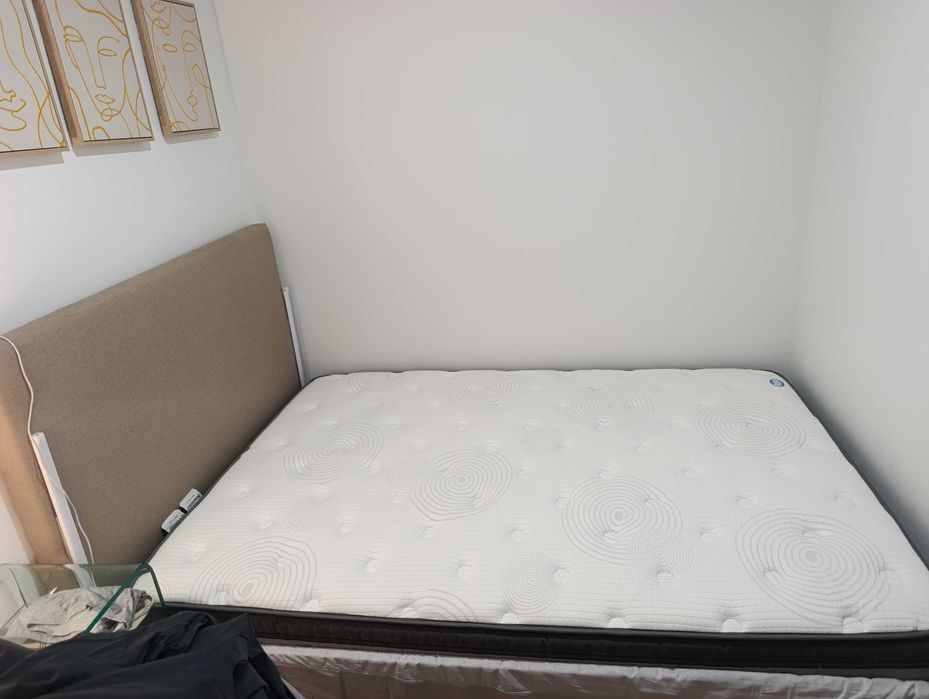 Quarto cama colchão e cabeceira