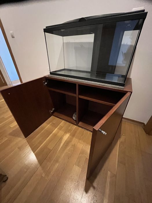 Aquário com acessórios, funcional e armário