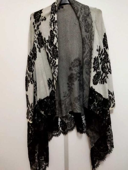 casaco branco com flores e renda preta