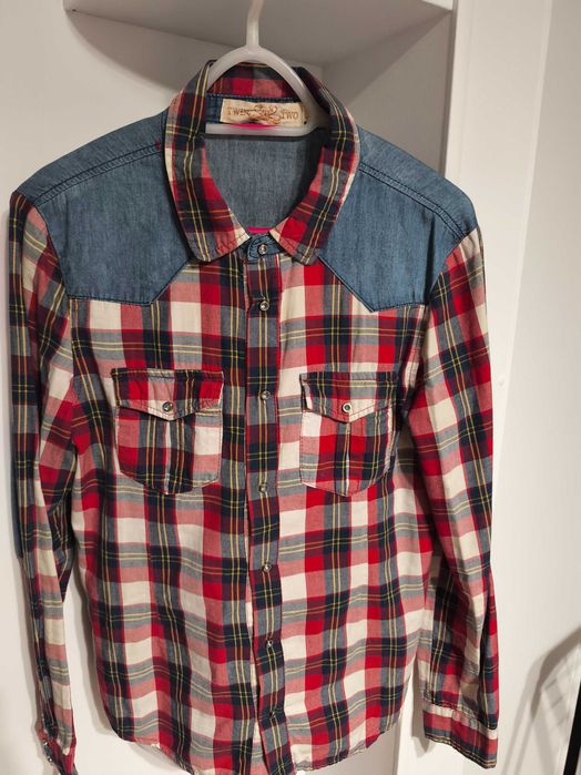 Damska koszula w kratę z ozdobnymi zapięciami