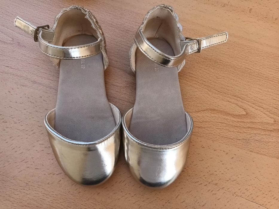 Sandálias douradas para menina