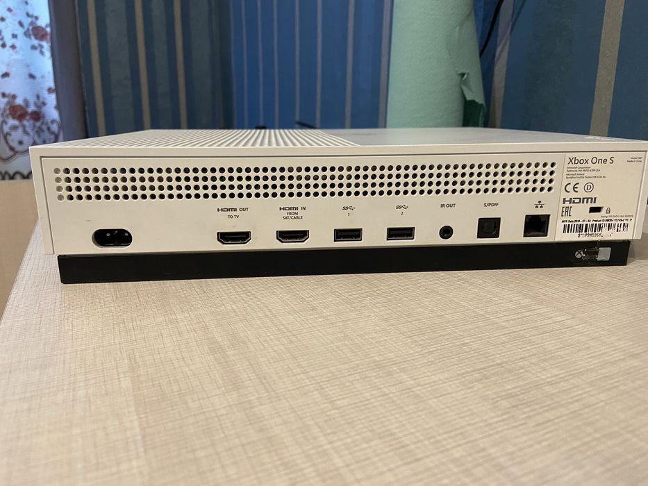 Продам Xbox one s 1tb