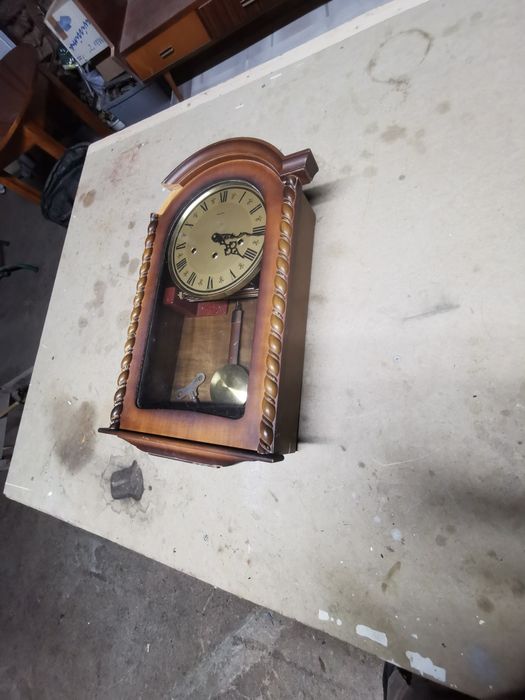 Relógio antigo de pêndulo