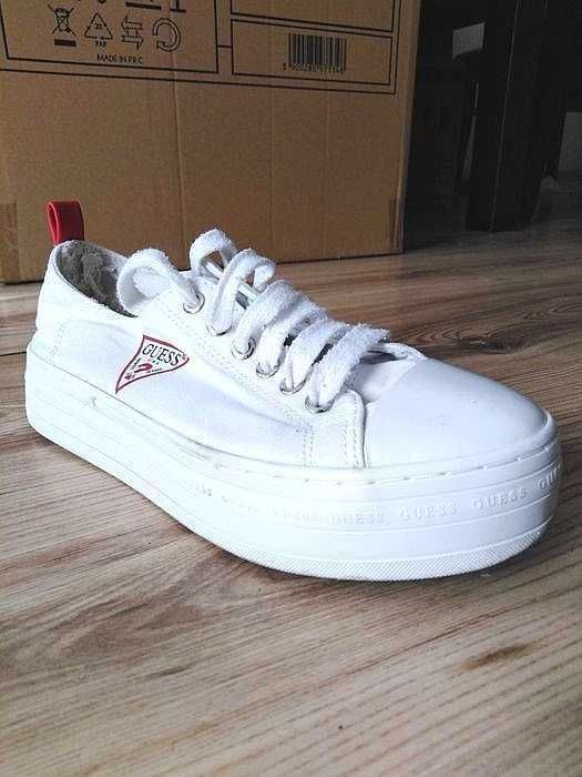 GUESS. Trampki na koturnie.