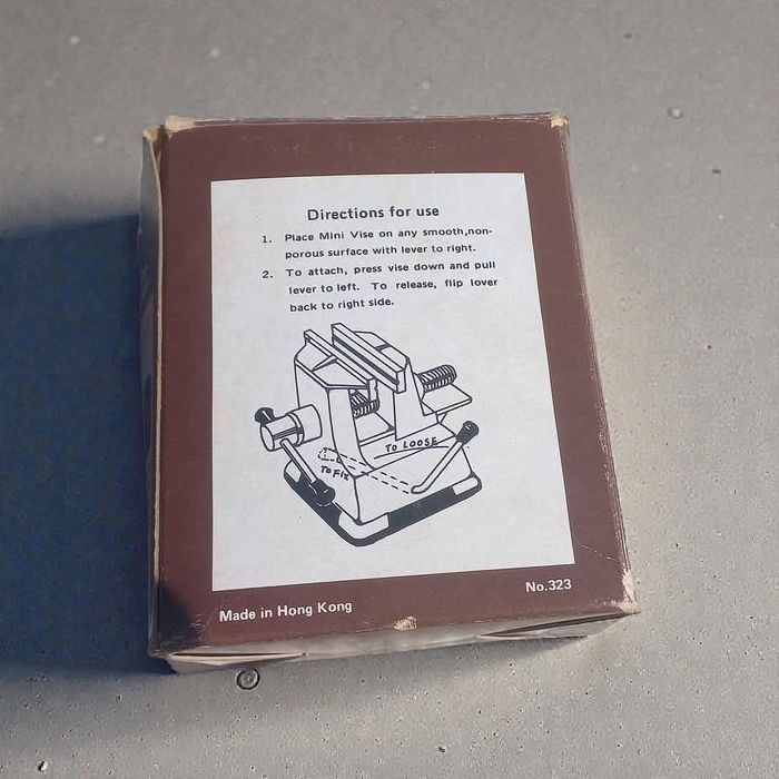 Brinquedo, torno com caixa.