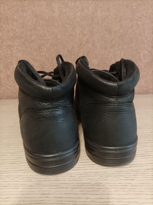 Продам женские демисезонные ботинки Ecco