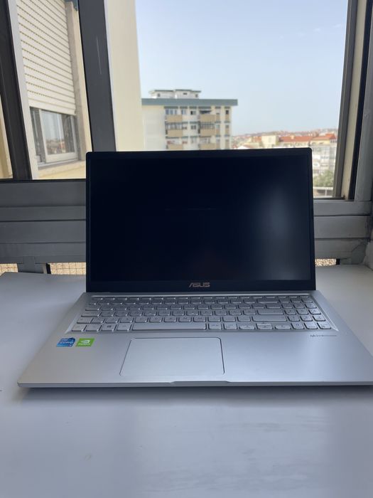 Asus i5 9ª geração, 16GB RAM, SSD, NVIDIA. Funciona bem, teclado iluminado. Apenas precisa trocar o ecrã