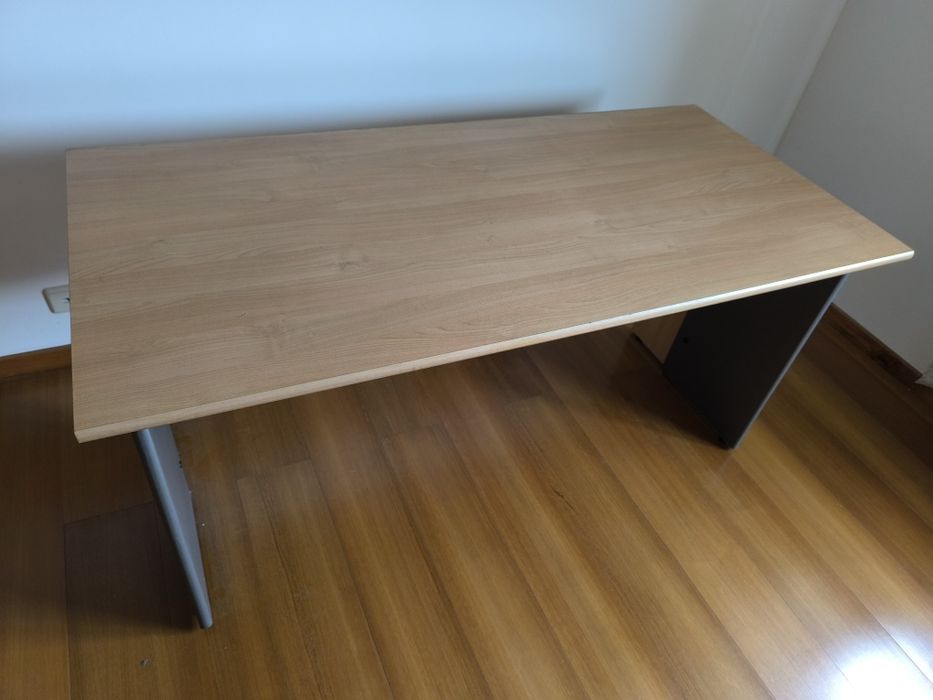 Secretária em bom estado