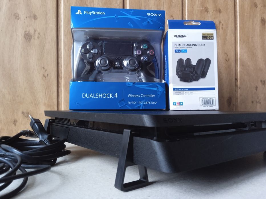 PS4 Slim+ pad + stacja dokująca + kable – sprawna, zadban