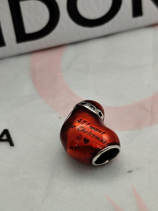 Conta coração com gorro da Pandora