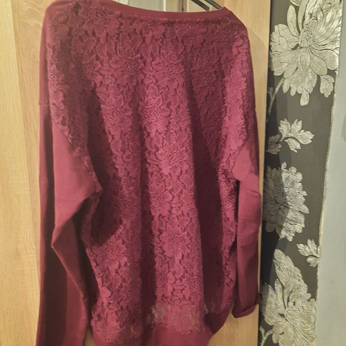 Bordowa bluza z koronką