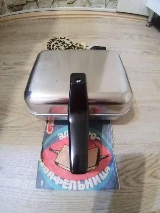 Електровафельниця  ласунка  срср