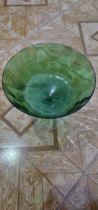 Tigela com pé alto com tonalide verde.