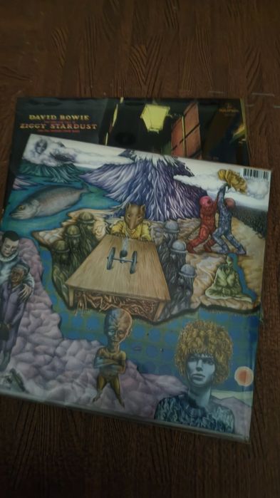 David Bowie 
 Space Oddity

David Bowie 
The Rise And Fall Of Ziggy Stardust And The Spiders From Mars

Novo e selado
50€