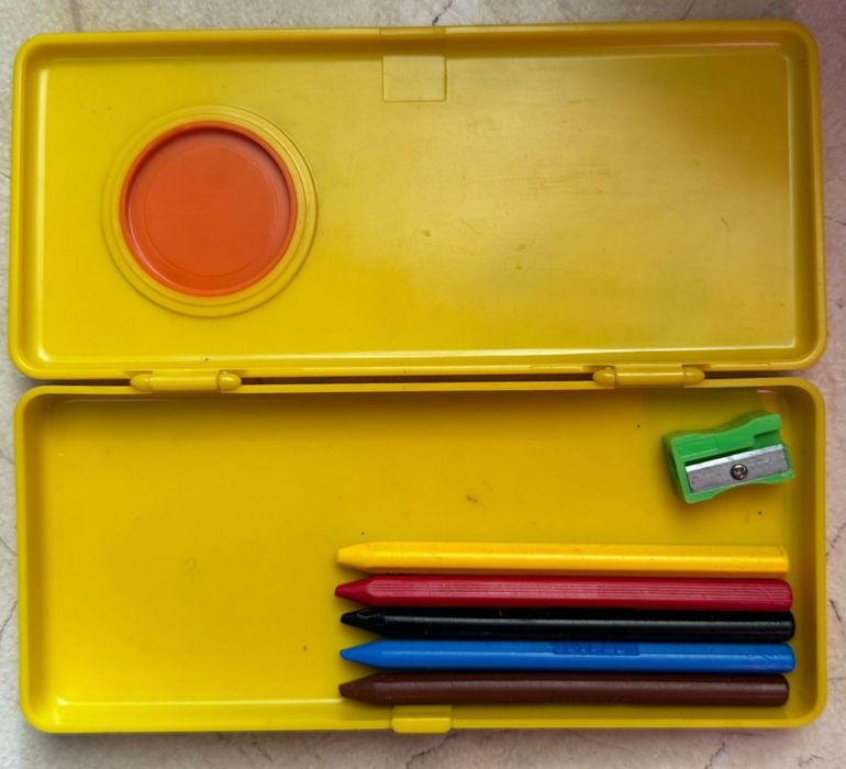 Guarda lápis laranja e amarelo