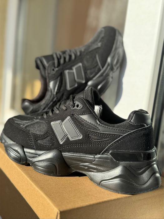 Жіночі кросівки весна