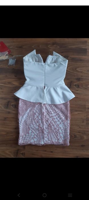 Sukienka z różową baskinką