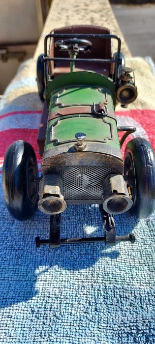 Carro verde em metal replica de carro antigo