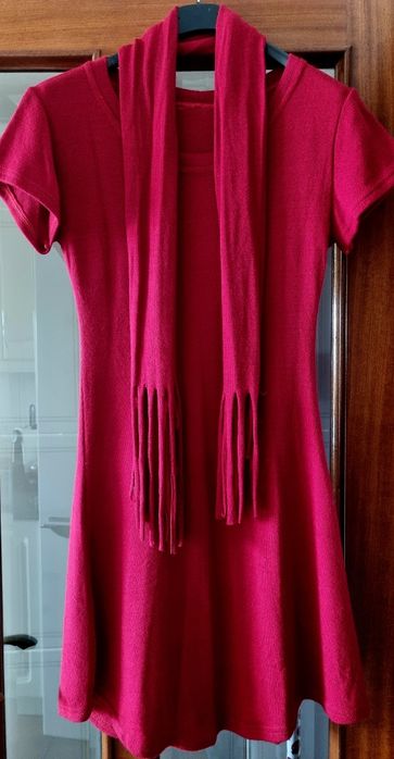 Vestido vermelho em malha, com cachecol. S/M