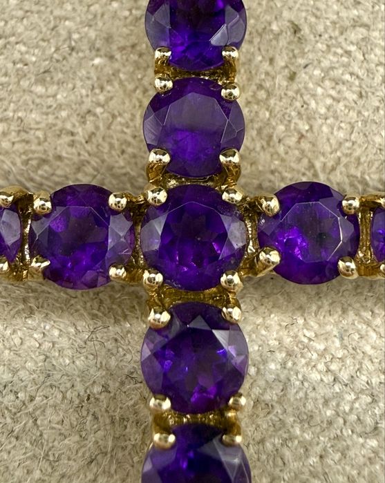 Złota zawieszka krzyżyk z ametystami 2,60ct