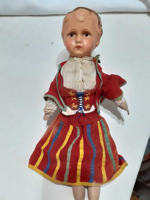 Very old papier-mâché doll with traditional attire from the island of Madeira64586357828353121