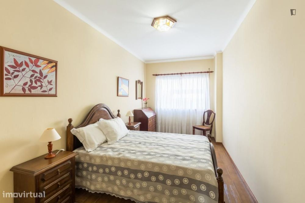 Quarto - localizado em Campanhã Porto