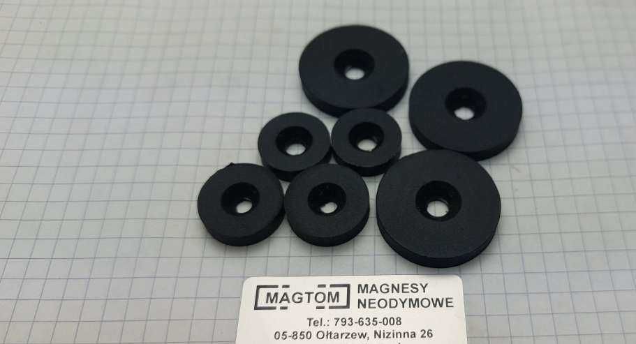 Magnes neodymowy z otworem na śrubkę do przykręcenia w gumie szczelny