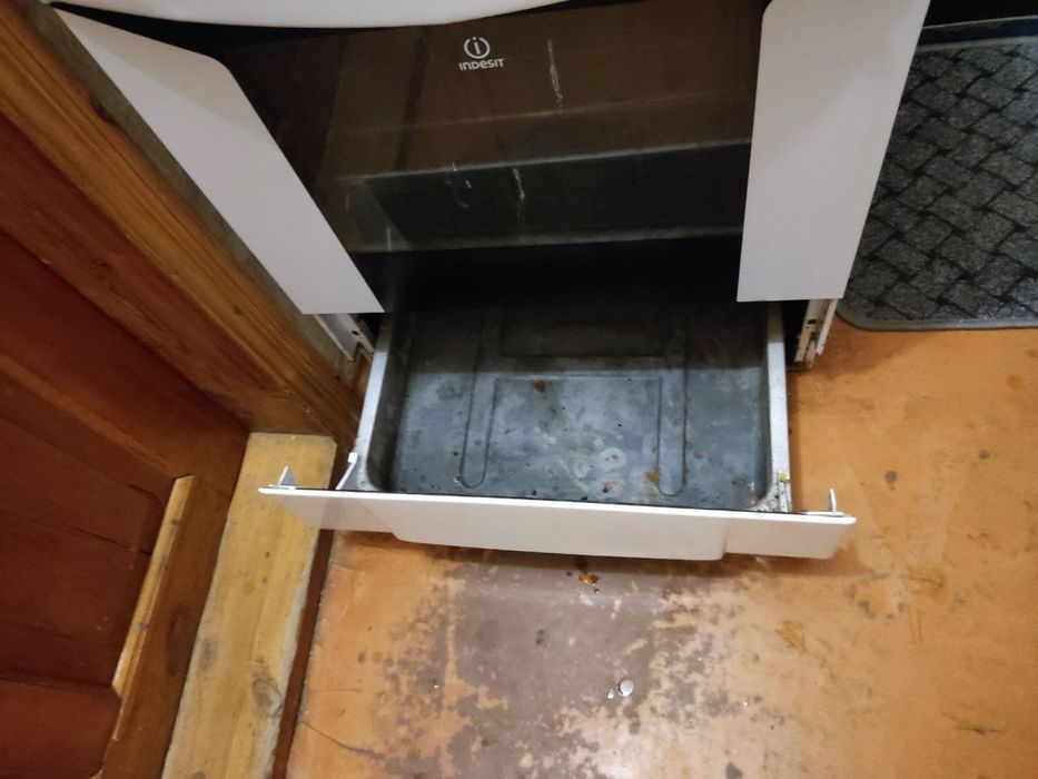 Продам электроплиту Indesit