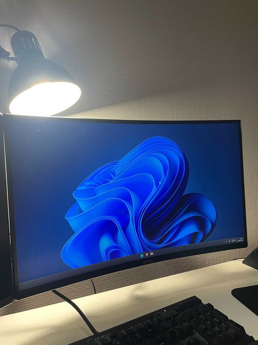 Zakrzywiony monitor MSI MAG 274CXF 27 cali