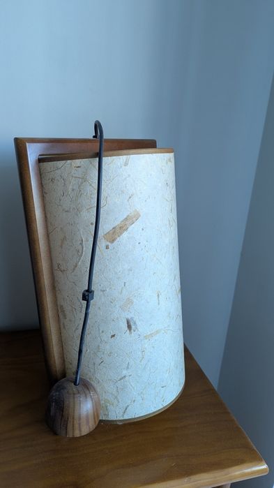 Candeeiros de tecto e mesinha de cabeceira.