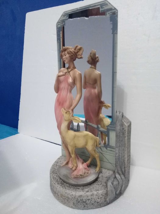 Estátua A Deusa e a Gazela com Espelho