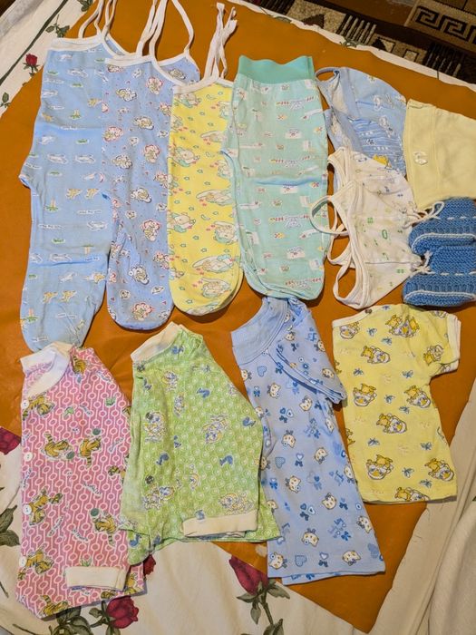 Повзунки, сорочки, розпашонки, шапочки для новонароджених у пологовий