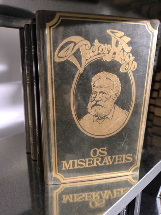 Livro “Os Miseráveis” — Victor Hugo (coleção completa, 5 volumes)