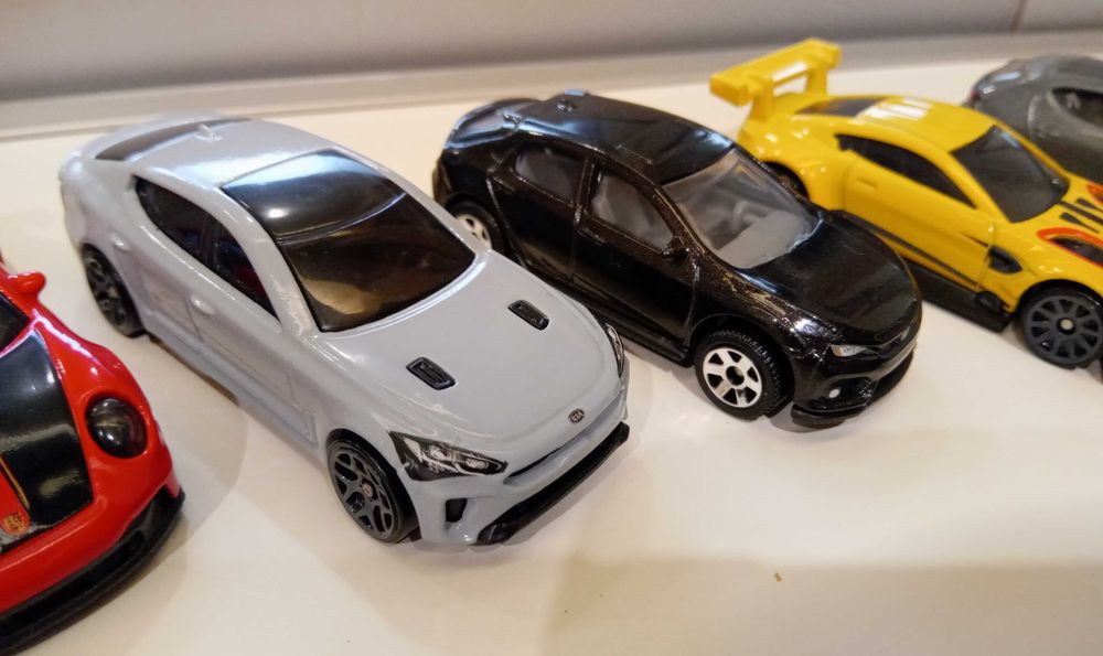 Hot Wheels e outros - 14 carros