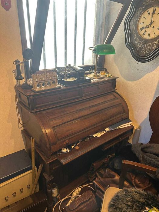 Escrivaninha Antiga em Madeira Maciça – Vintage / Clássica