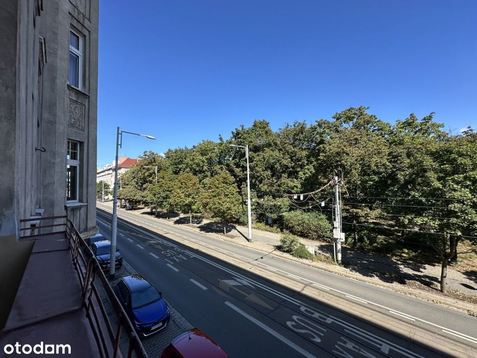 Spacious room with balcony/ Nowowiejska