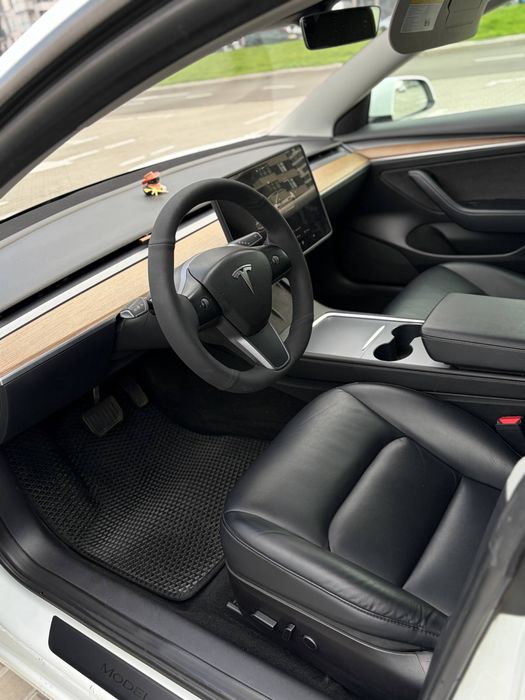 Tesla model 3 2022 року