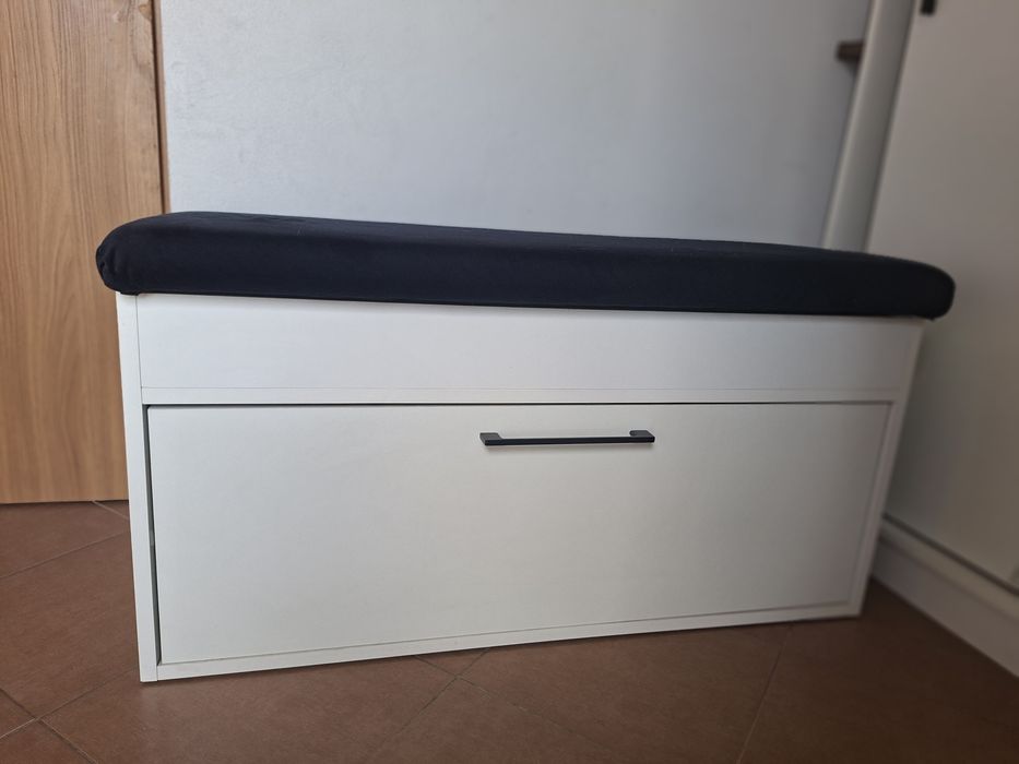 Szafka na buty z siedziskiem.