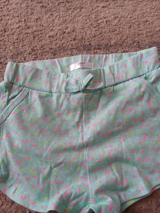 Sprzedam  krótkie spodenki  dziewczęce.