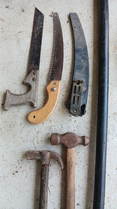 6 utensílios. Pá, ancinho, martelos, serras de poda