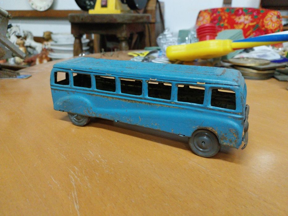 Autocarro antigo em chapa.