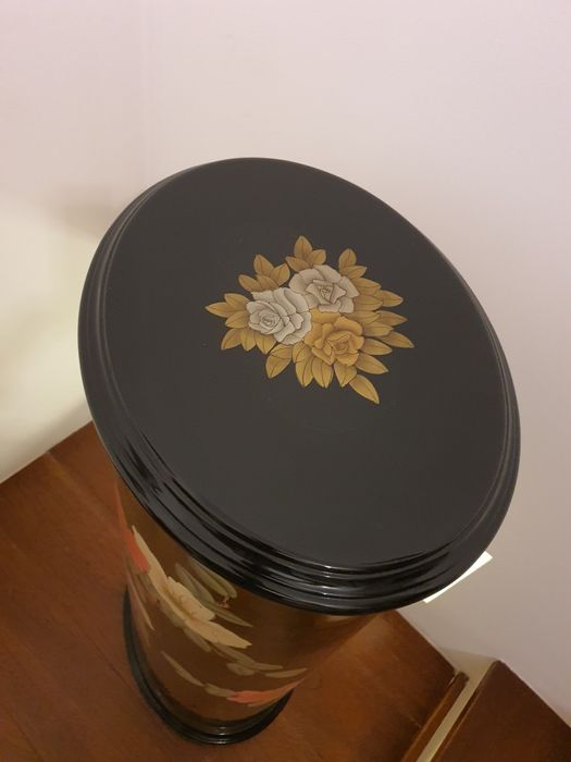 Móvel  Dourado com Flores